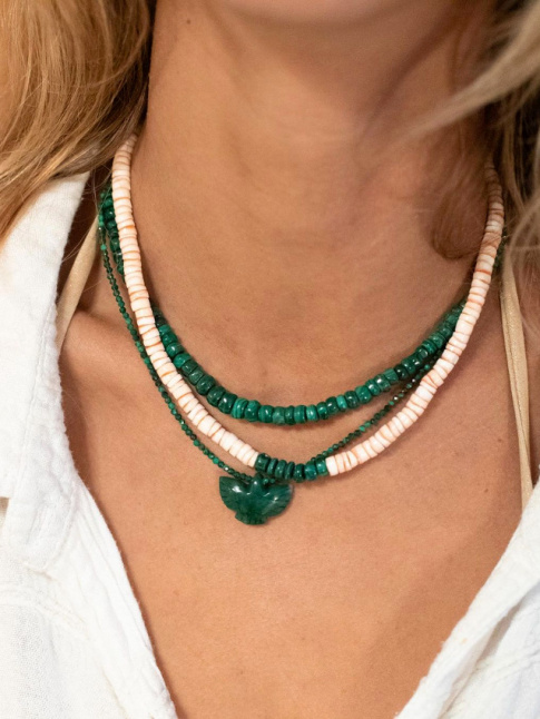 On ne se lasse pas des accumulations de colliers fleurant bon le retour des beaux jours !