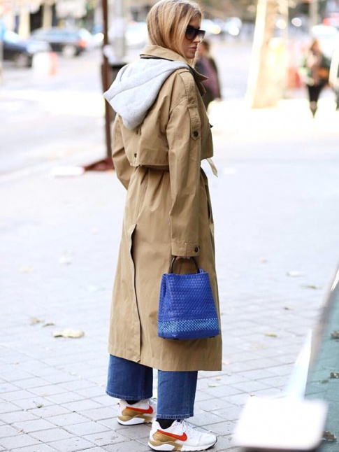 Capuche de sweat + trench = le bon mix