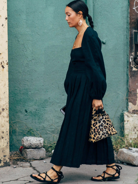 Bien dos, l'imprim lopard a le chic pour twister les total looks noirs
