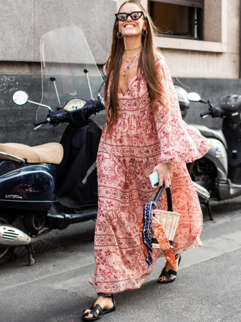 Lunettes cat-eye + robe folk + maxi sourire = le bon mix