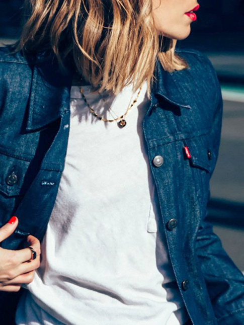 Le trait de rouge bien rouge : le meilleur alli des looks casual !