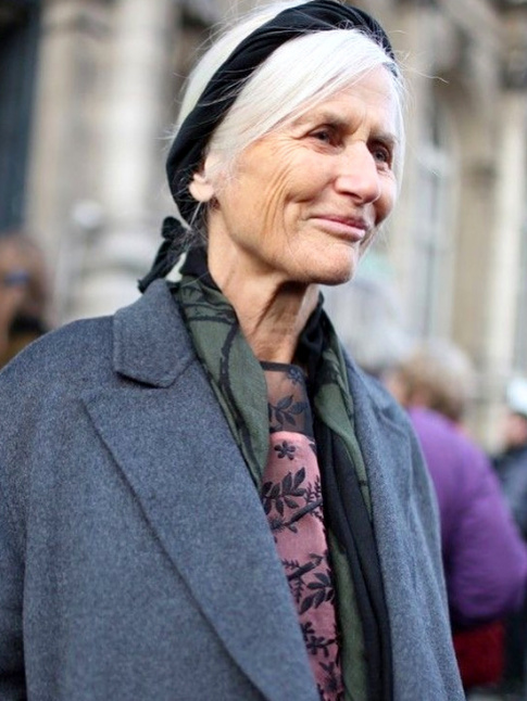 Mlant bont du regard, cheveux blancs sublimes et discrte originalit, l'allure de cette femme fascine