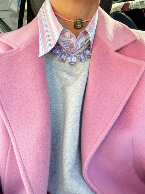 Rose + gris + pice casual + bijoux fantaisie = le bon mix