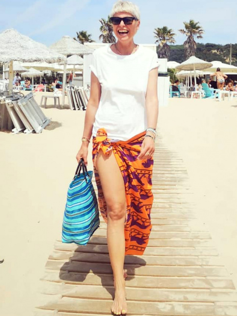 Tee-shirt blanc + coupe courte + maxi sourire + paro orange = le bon mix
