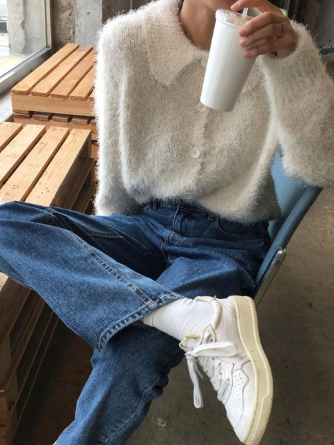 Lorsqu'il se fait masculin, le jean large cohabite sans difficult avec des hauts  la fantaisie premier degr