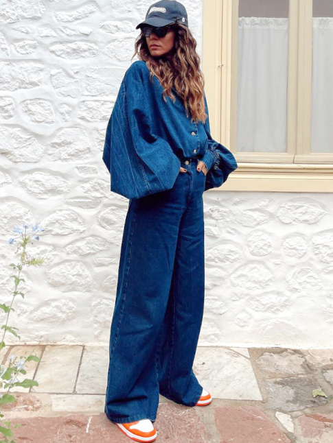 Chemise en jean ample + jean large + touche d'orange = le bon mix