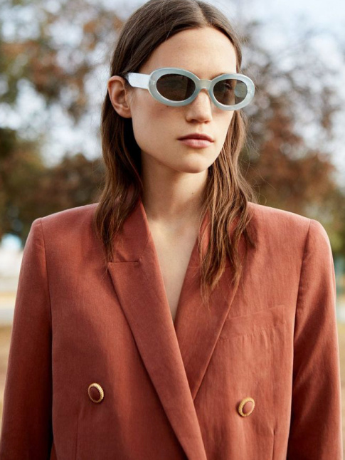 Lunettes fantaisie + blazer droit = le bon mix