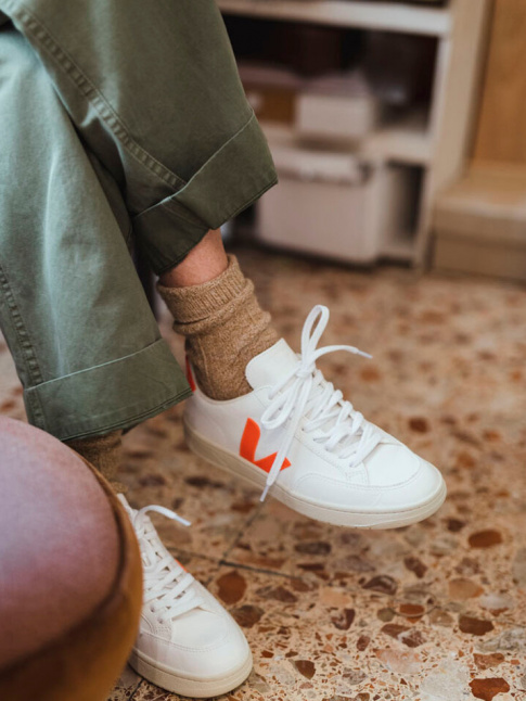 Pantalon cargo kaki roulott sur la cheville + baskets blanches piques d'orange = le bon mix