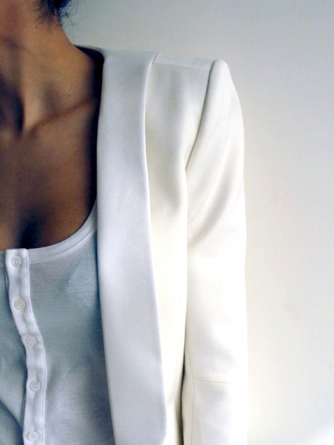 Tee-shirt tunisien blanc + veste de smoking immacule = le bon mix