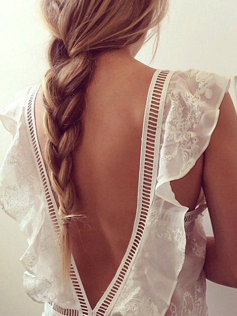 Dlicat et finement vintage, le dos nu de cette longue robe blanche a tout pour plaire !
