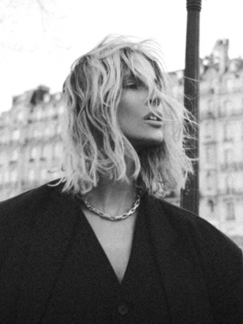 Blond dsinvolte + look masculin = le bon mix
