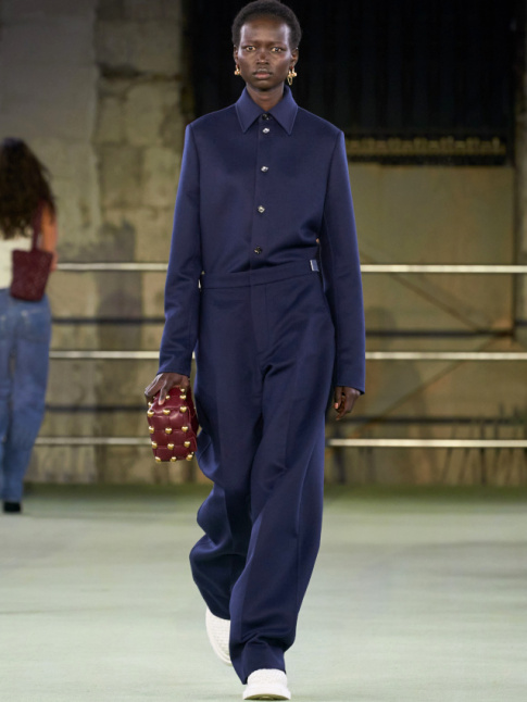 Faussement sage, ce total look bleu marine a tout bon !