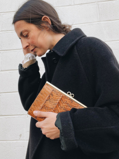 Manteau sobrement ample + pochette rigide sophistique = le bon mix