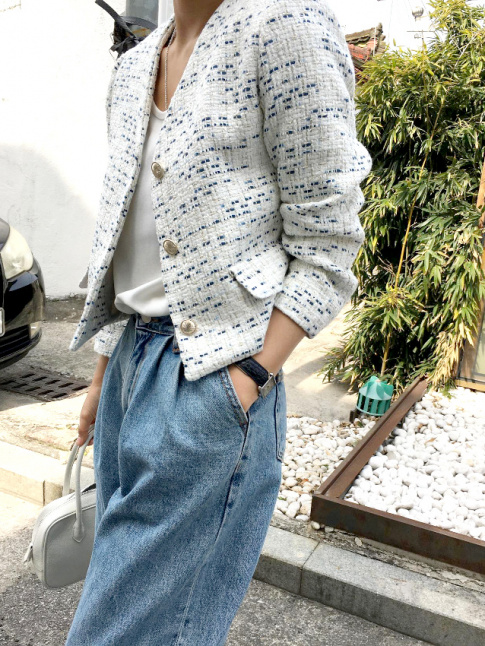 Jean large + veste courte faon Chanel = le bon mix