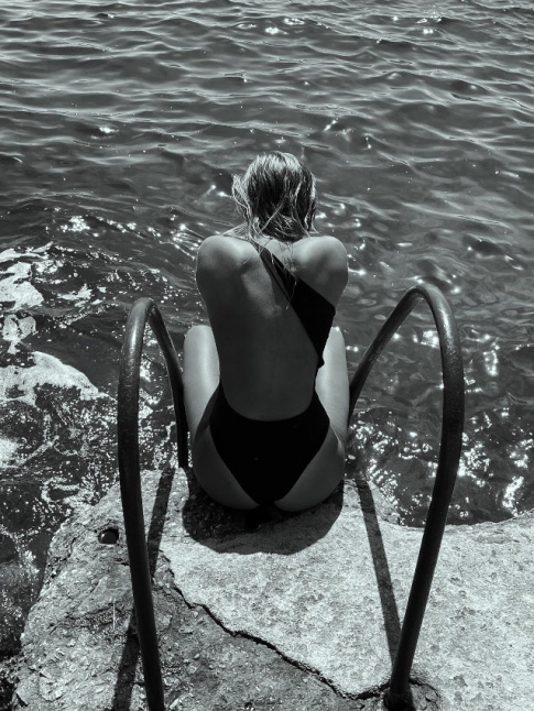 Oui au maillot une pice noir au dos nu conceptuel !