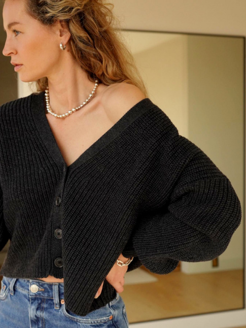 Port  mme la peau, le gilet se rvle souvent bien plus sensuel que n'importe quelle pice ouvertement sexy...
