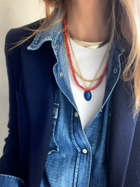 Blazer bleu marine + chemise en jean + tee-shirt blanc + perles rouges + collier dor = le bon mix