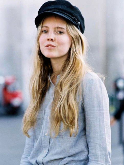 Oui  la casquette de marin porte avec nonchalance !
