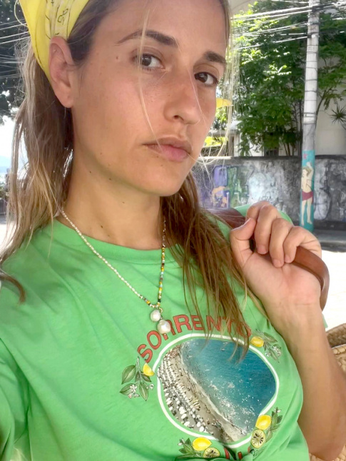 Tee-shirt color imprim + cabas en raphia tress + bronzage caramel = le bon mix