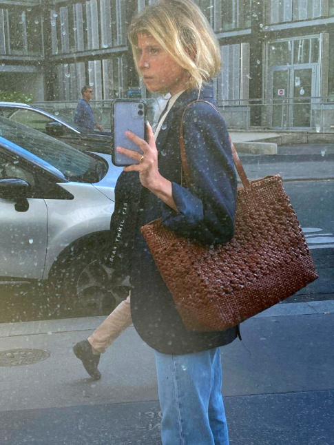Blazer bleu marine + jean clair + sac cabas en cuir tress marron = le bon mix