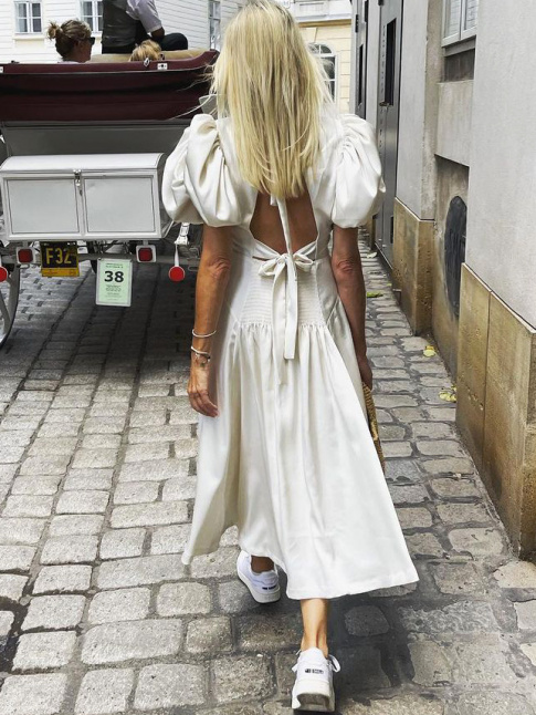 Robe romantique + baskets = le bon mix