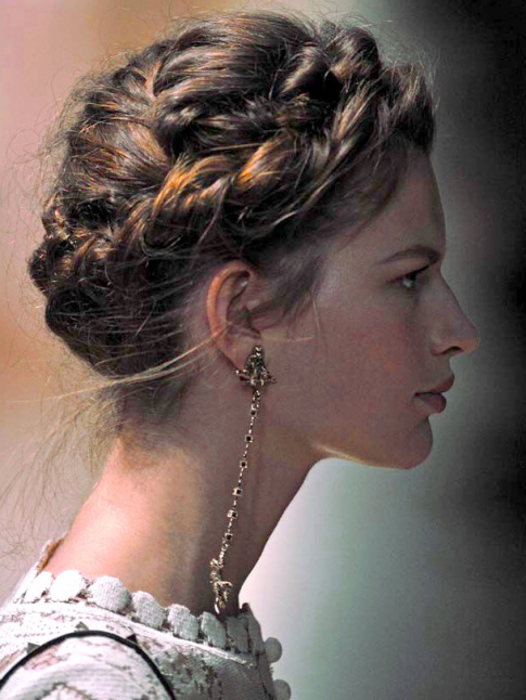 Couronne de tresses + long cou = le bon mix