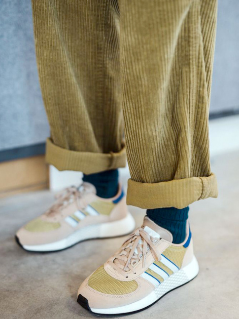 Baskets pastels + pantalon large en velours ctel roulott sur la cheville = le bon mix