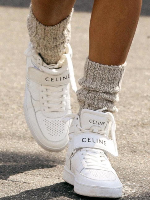 Baskets blanches + chaussettes paisses = le bon mix
