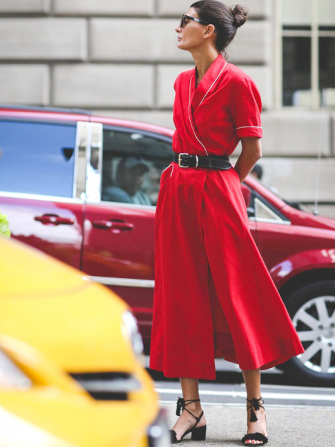 Rien de tel qu'une large ceinture pour densifier la dgaine d'une robe midi !