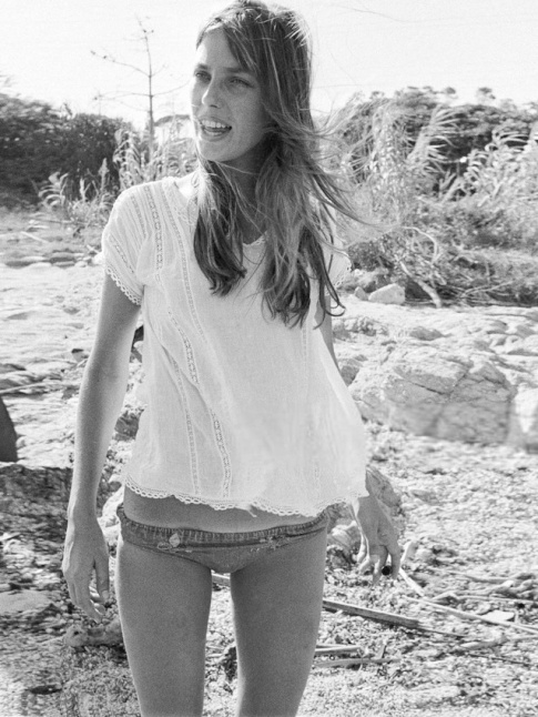 Il n'y a que Jane Birkin pour russir  rendre dsirable l'improbable mini slip en jean !
