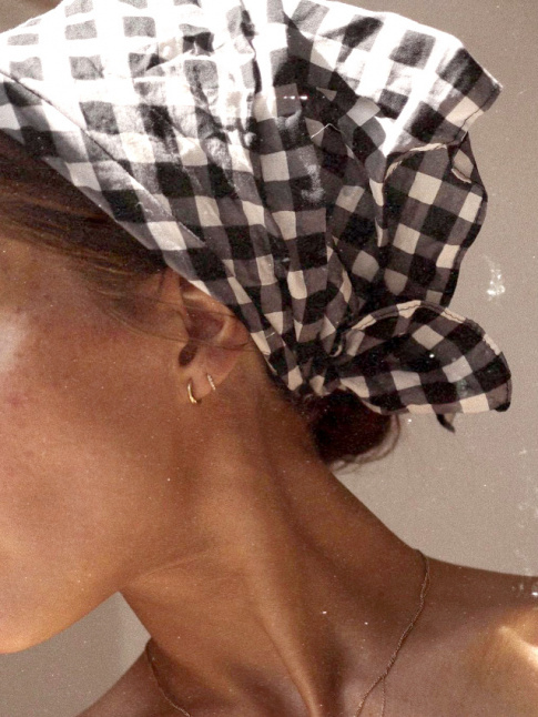 Fichu vichy + double boucles d'oreilles = le bon mix