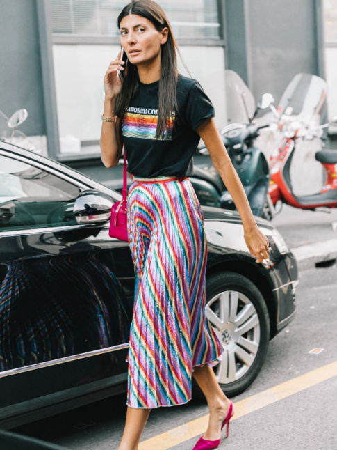 Rien de tel qu'un tee-shirt casual pour accompagner une jupe midi sophistique !