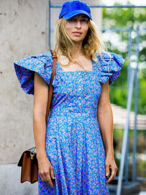 Casquette de baseball + robe romantique = le bon mix