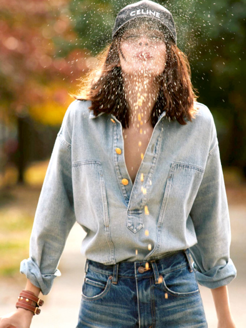 Le style vareuse sied bien  la chemise en jean !
