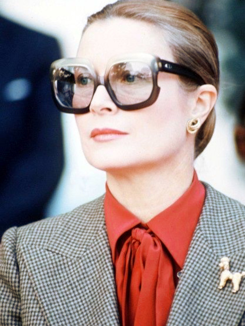 Ne jamais sous-estimer le pouvoir stylistique d'une paire de lunettes de caractre !