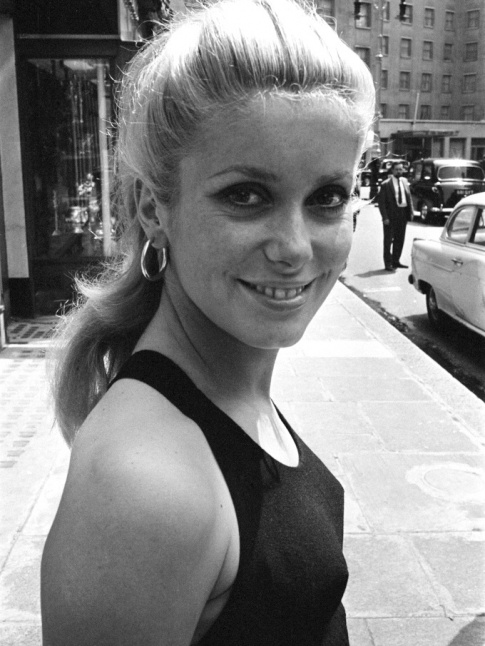 Mlant dbardeur noir et croles paisses, ce look de Catherine Deneuve n'a rien  envier  ceux de 2022 !