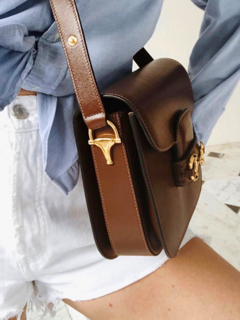 Rien de tel qu'un sac en cuir chocolat pour rehausser le duo estival blanc/bleu ciel !