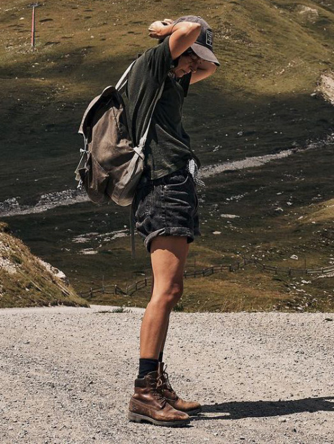 Envie de partir en rando rien que pour s'inspirer des looks de Michela Meni !