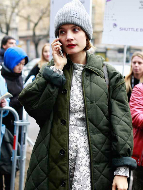 Mlant bonnet moelleux, matelassage esprit Balmoral et robe faussement dsute, ce look a tout bon !