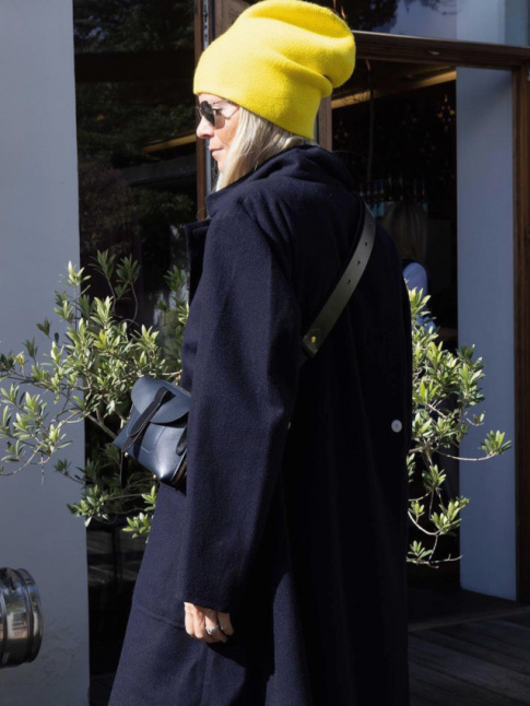 Bleu marine profond + jaune bouton d'or = le bon mix