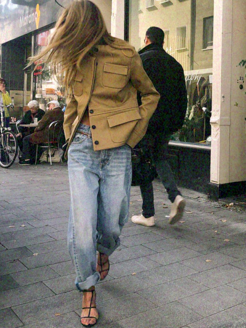 Roulott sur la cheville et associ  une paire de fines sandales  talons, le jean boyfriend gagne en dsirabilit !