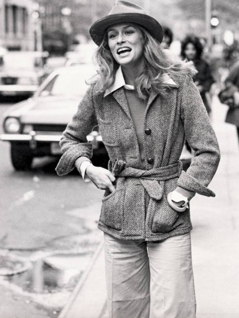 Entre superpositions boyish et joie de vivre, Lauren Hutton a tout bon !