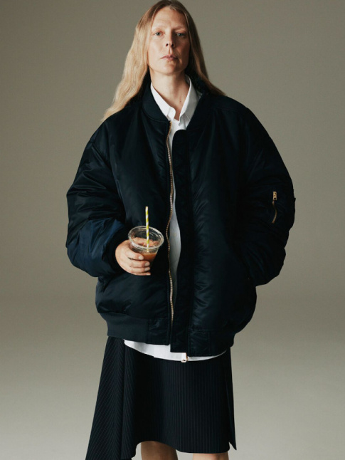 Blouson bomber oversize + jupe courte asymtrique + chemise blanche classique = le bon mix