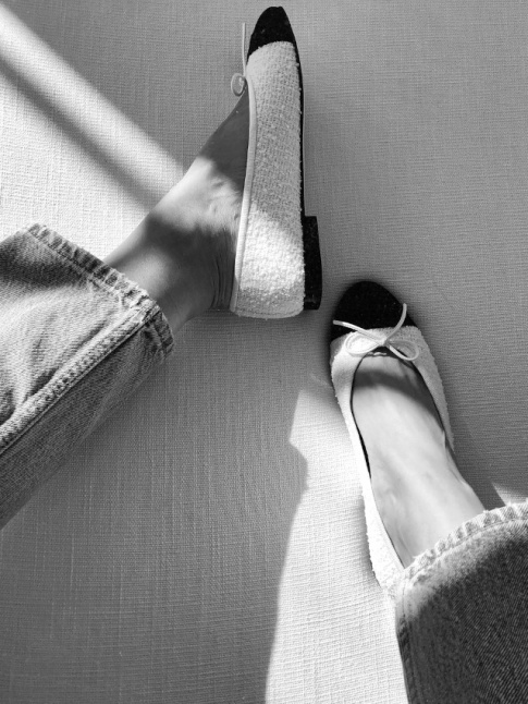 Rien de tel qu'un jean droit court sur la cheville pour accompagner une paire de ballerines !