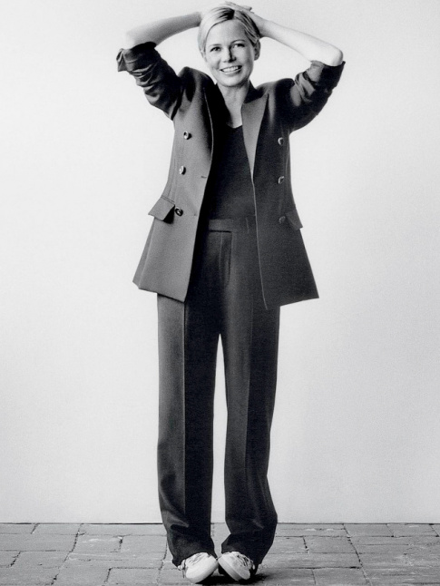 Au sein de son costume masculin, Michelle Williams apparat plus 