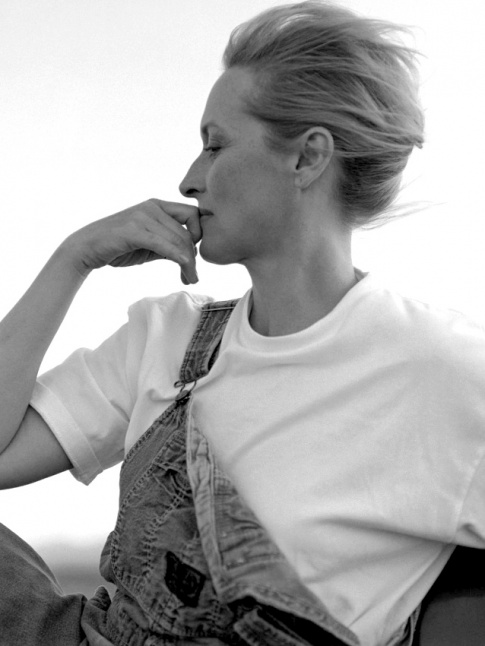 Coiffure lgante + look casual utilitaire = le bon mix
