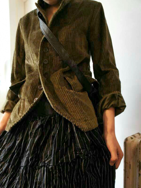 Veste un brin rustique + ample jupon = le bon mix