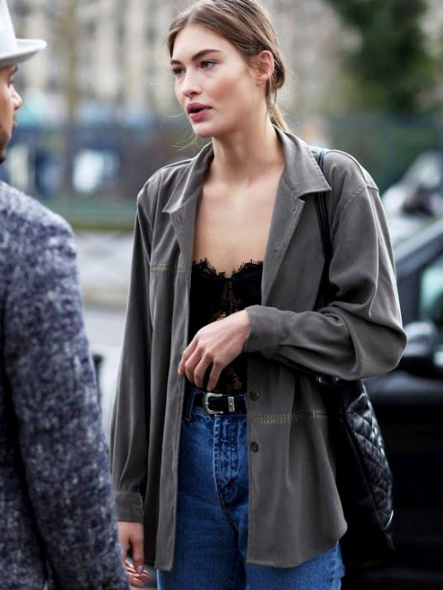 Veste army + top sensuel = le bon mix