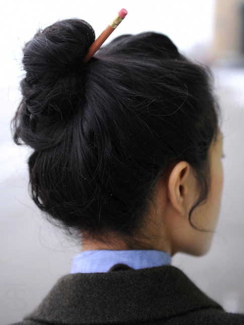 Le crayon dans les cheveux : un gimmick stylistique 