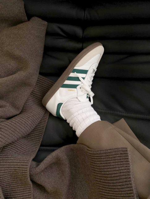 Rien de tel qu'une paire de baskets blanches agrmente d'une touche de vert pour twister un costume marron !